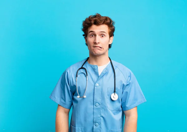 Junger Krankenpfleger Sieht Verwirrt Und Verwirrt Aus Beißt Mit Nervöser — Stockfoto