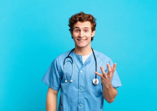 Jonge Verpleegkundige Die Zich Gelukkig Verrast Vrolijk Voelt Glimlacht Met — Stockfoto