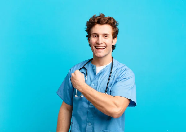 Joven Enfermero Sintiéndose Feliz Positivo Exitoso Motivado Ante Reto Celebrando —  Fotos de Stock