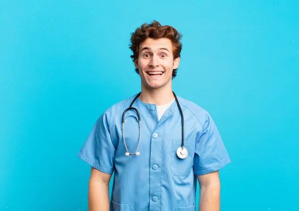Junger Krankenpfleger Sieht Glücklich Und Angenehm Überrascht Aus Aufgeregt Mit — Stockfoto
