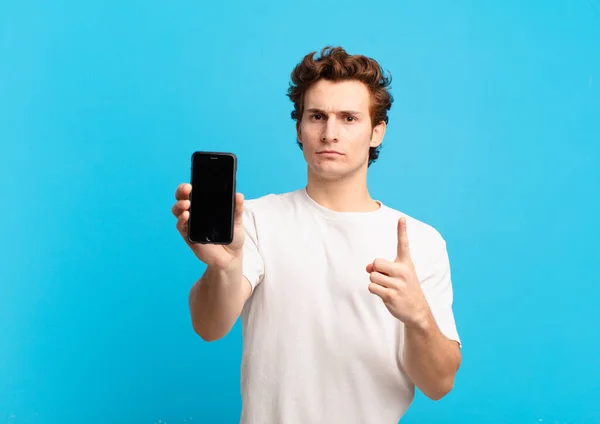 Joven Siente Enojado Molesto Rebelde Agresivo Volteando Dedo Medio Luchando —  Fotos de Stock