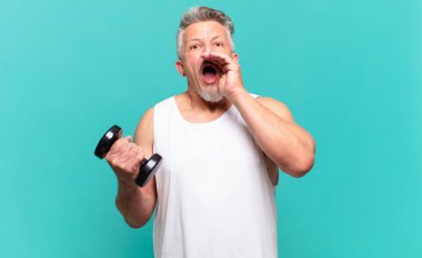 Son sınıf sporcusu mutlu, heyecanlı ve pozitif hissediyor. Elleri ağızda, bağırıyor.