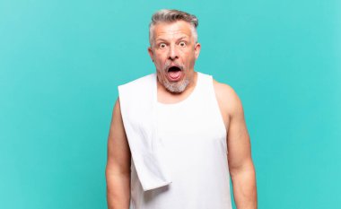 Son sınıf sporcusu şok olmuş ya da şaşırmış görünüyor, ağzı açık bir şekilde 