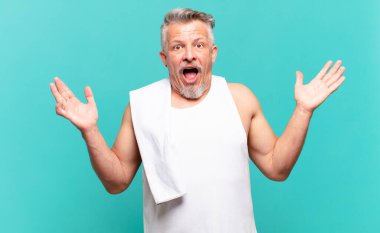 Son sınıf sporcusu mutlu, heyecanlı, şaşırmış ya da şok olmuş, gülümseyen ve hayrete düşmüş hissediyor.