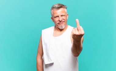 Son sınıf atlet sinirli, sinirli, asi ve agresif orta parmağını sallayarak karşılık veriyor.