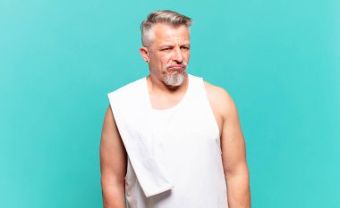 Son sınıf sporcusu üzgün, üzgün ya da kızgın. Olumsuz bir tavır sergiliyor, anlaşmazlık içinde kaşlarını çatıyor.