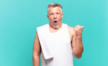 Son sınıf sporcusu inançsızlıktan şaşkın şaşkın bakıyor, yan taraftaki objeyi işaret ediyor ve diyor ki: