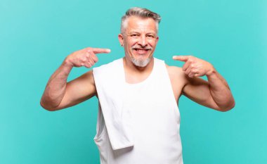 Son sınıf sporcusu kendine güvenerek gülümsüyor. Kendi geniş gülümsemesine, pozitif, rahat, tatmin olmuş tavrına işaret ediyor.