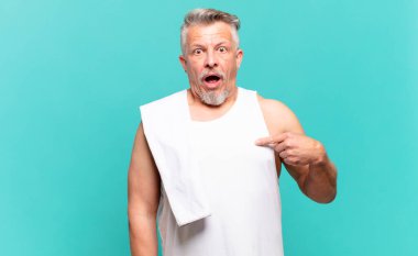 Son sınıf atlet ağzı açık, şaşkın ve şaşkın bir şekilde kendini işaret ediyor.