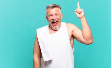 Son sınıf sporcusu bir fikri fark ettikten sonra mutlu ve heyecanlı bir dahi gibi hissediyor. Neşeli bir şekilde parmağını kaldırıyor.!