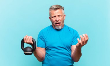 Son sınıf sporcusu umutsuz ve sinirli görünüyor, stresli, mutsuz ve sinirli, bağırıyor ve çığlık atıyor.