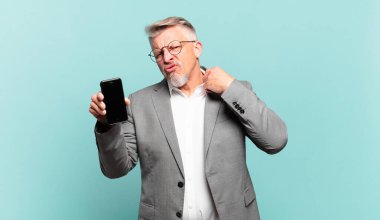 Kıdemli iş adamı stresli, endişeli, yorgun ve hayal kırıklığına uğramış, gömleğini çekmiş, sorunlu görünüyor.