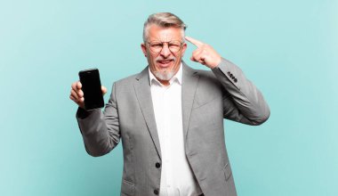 Kıdemli iş adamı kafası karışık ve şaşkın hissediyor. Deli, deli ya da aklını kaçırmış olduğunu gösteriyor.