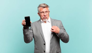 Üst düzey işadamı kibirli, başarılı, pozitif ve gururlu görünüyor.