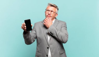 Kıdemli işadamı düşünme, şüpheci ve şaşkın hissetme, farklı seçeneklerle, hangi kararı vereceğimi merak etme.