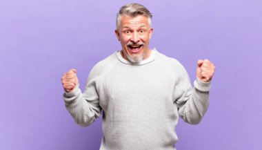 Yaşlı bunak şokta, heyecanlı ve mutlu, gülüyor ve başarıyı kutluyor.!