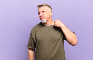 Yaşlı bunak kendini stresli, endişeli, yorgun ve hayal kırıklığına uğramış hissediyor.