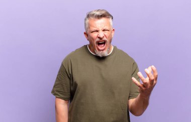 Yaşlı kıdemli adam sinirli, sinirli ve sinirli görünüyor. Senin neyin var? 