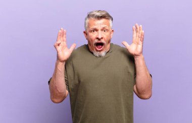 Yaşlı kıdemli adam elleri havada bağırıyor, öfkeli, sinirli, stresli ve üzgün hissediyor.