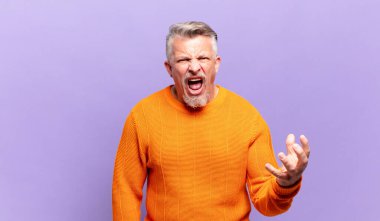 Yaşlı kıdemli adam sinirli, sinirli ve sinirli görünüyor. Senin neyin var? 