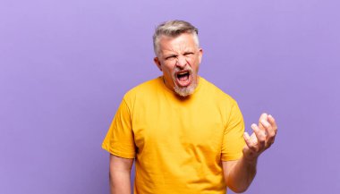 Yaşlı kıdemli adam sinirli, sinirli ve sinirli görünüyor. Senin neyin var?