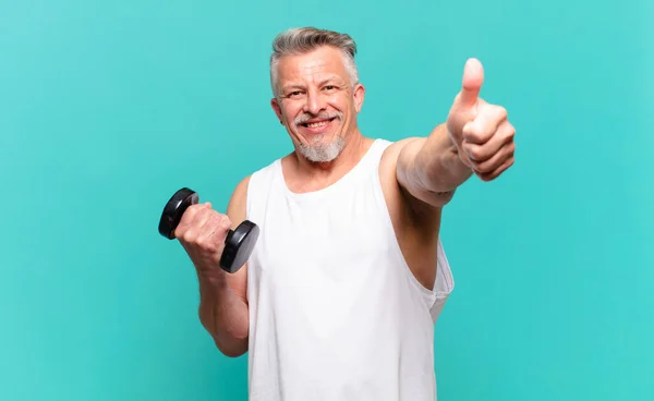 Hombre Atleta Mayor Sentirse Orgulloso Despreocupado Seguro Feliz Sonriendo Positivamente — Foto de Stock