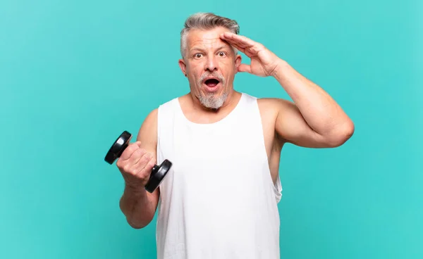 Atleta Senior Hombre Mirando Feliz Asombrado Sorprendido Sonriendo Realizando Increíbles — Foto de Stock