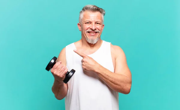 Senior Atleet Man Glimlachend Vrolijk Blij Wijzend Naar Zijkant Omhoog — Stockfoto