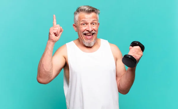 Atleta Sênior Homem Sentindo Como Gênio Feliz Animado Depois Perceber — Fotografia de Stock