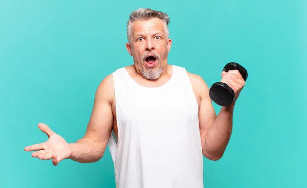 Senior Atleet Man Voelt Zich Zeer Geschokt Verrast Angstig Paniekerig — Stockfoto