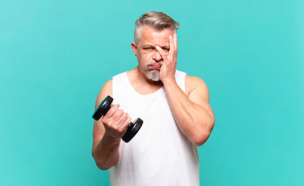 Hombre Atleta Mayor Sentirse Aburrido Frustrado Soñoliento Después Una Tarea — Foto de Stock