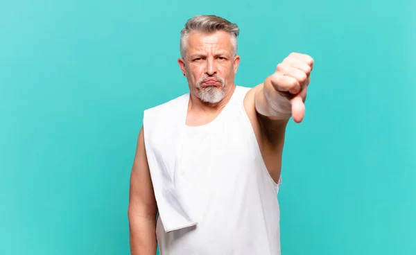 Hombre Atleta Mayor Sintiendo Cruz Enojado Molesto Decepcionado Disgustado Mostrando — Foto de Stock