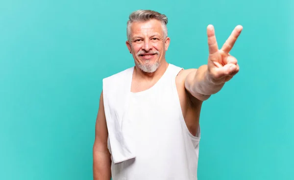 Atleta Sênior Homem Sorrindo Olhando Amigável Mostrando Número Dois Segundo — Fotografia de Stock