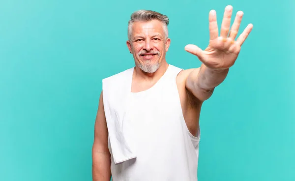Senior Atleet Man Glimlachend Zoek Vriendelijk Tonen Nummer Vijf Vijfde — Stockfoto