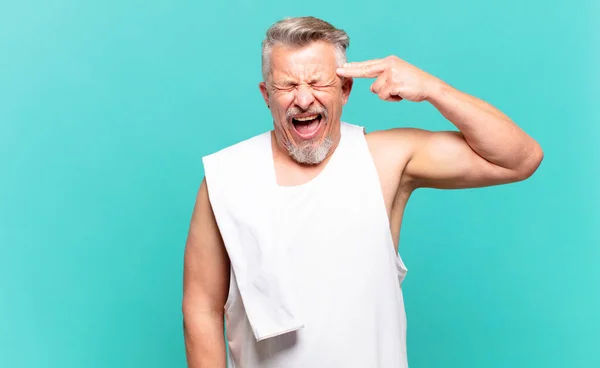 Senior Atleet Man Kijkt Ongelukkig Gestresst Zelfmoord Gebaar Maken Pistool — Stockfoto