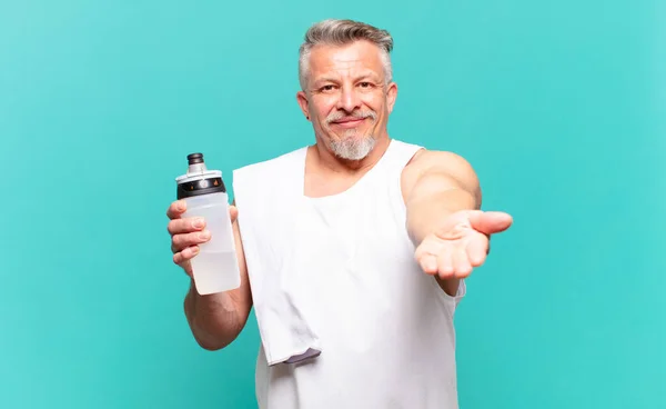 Senior Atleet Man Glimlacht Gelukkig Met Vriendelijke Zelfverzekerde Positieve Look — Stockfoto