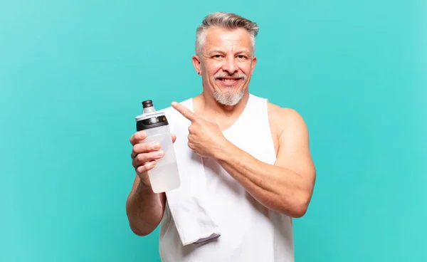 Senior Atleet Man Glimlachend Vrolijk Blij Wijzend Naar Zijkant Omhoog — Stockfoto