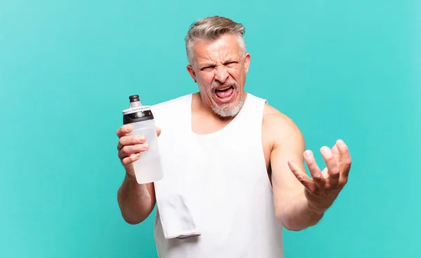 Starší Atlet Muž Vypadá Naštvaný Otrávený Frustrovaný Křičí Wtf Nebo — Stock fotografie