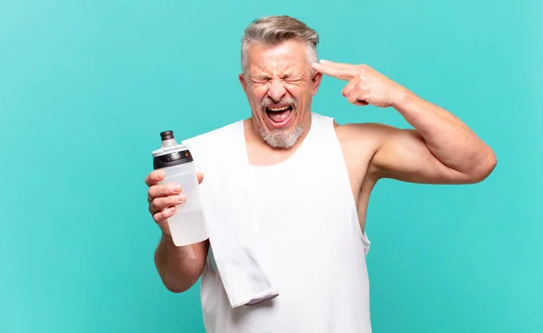 Senior Atleet Man Kijkt Ongelukkig Gestresst Zelfmoord Gebaar Maken Pistool — Stockfoto