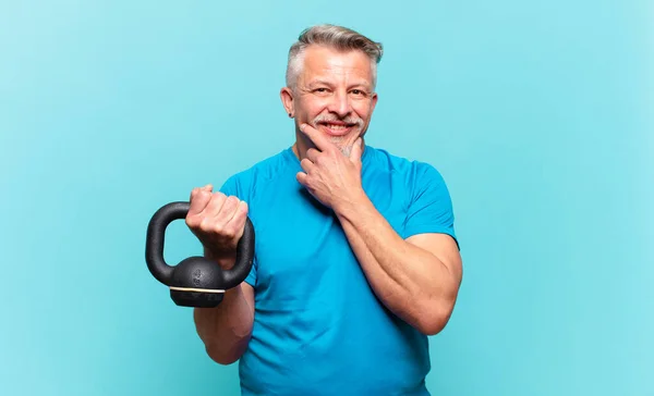 Athlète Senior Homme Souriant Avec Une Expression Heureuse Confiante Avec — Photo