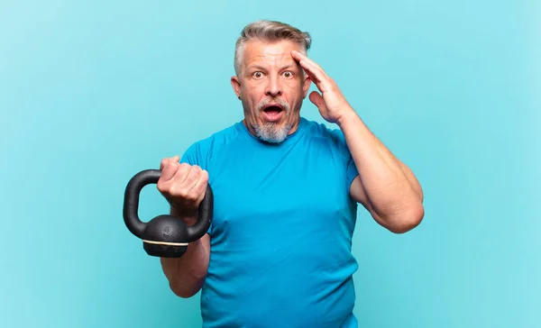 Atleta Sênior Homem Olhando Feliz Surpreso Surpreso Sorrindo Percebendo Incrível — Fotografia de Stock