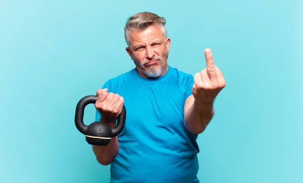 Hombre Atleta Mayor Sintiéndose Enojado Molesto Rebelde Agresivo Volteando Dedo — Foto de Stock