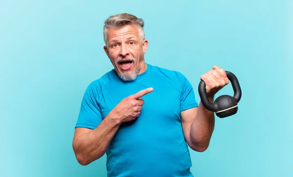 Senior Atleet Man Kijkt Opgewonden Verrast Wijzen Naar Zijkant Omhoog — Stockfoto