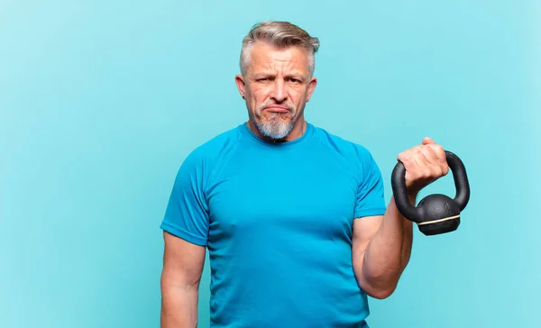 Atleta Senior Hombre Sintiéndose Triste Molesto Enojado Mirando Hacia Lado — Foto de Stock