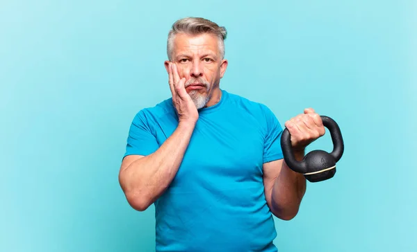 Senior Athlet Mann Ist Schockiert Und Verängstigt Und Sieht Mit — Stockfoto