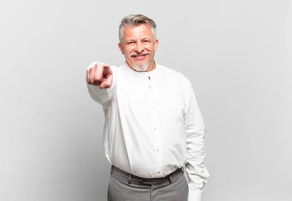 Senior Zakenman Wijzen Naar Camera Met Een Tevreden Zelfverzekerde Vriendelijke — Stockfoto