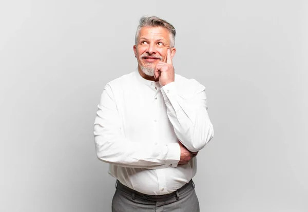 Empresário Sênior Sorrindo Feliz Sonhando Acordado Duvidando Olhando Para Lado — Fotografia de Stock