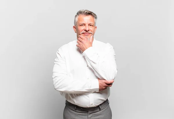 Hombre Negocios Mayor Sonriendo Con Una Expresión Feliz Segura Con —  Fotos de Stock