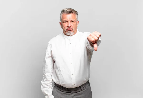 Senior Geschäftsmann Fühlt Sich Überkreuz Wütend Genervt Enttäuscht Oder Unzufrieden — Stockfoto