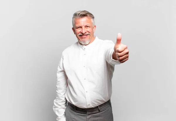 Hombre Negocios Mayor Sentirse Orgulloso Despreocupado Seguro Feliz Sonriendo Positivamente —  Fotos de Stock